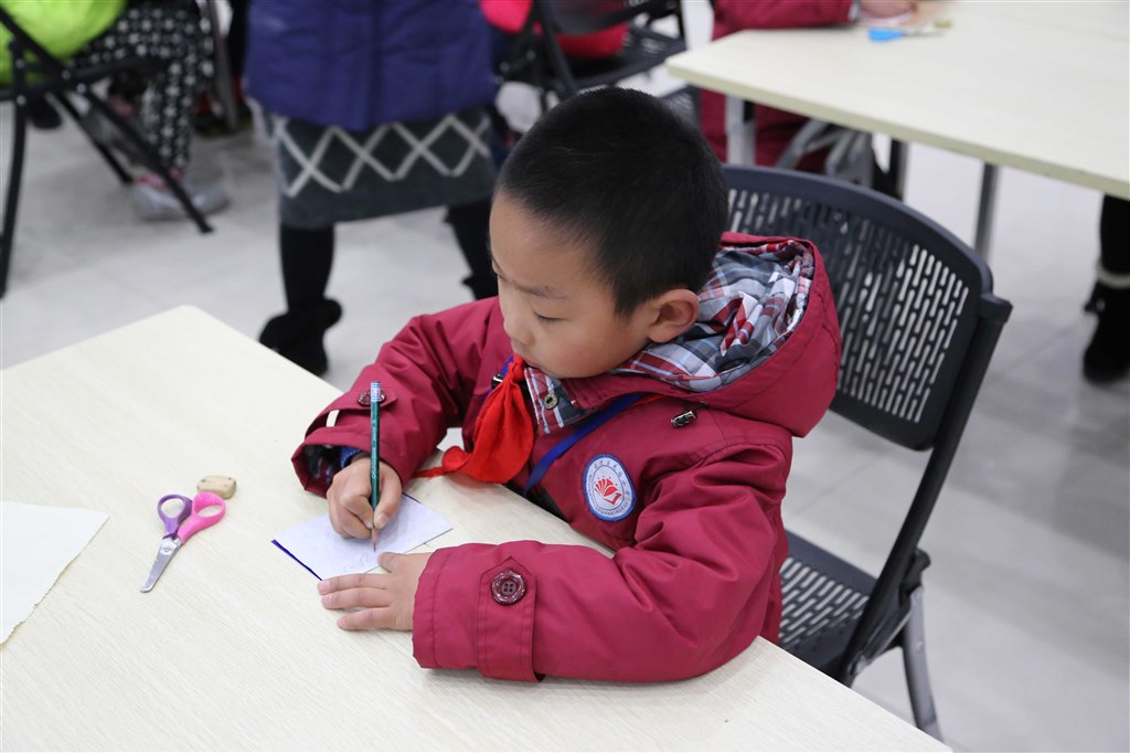 花园小学免考生走进博物馆