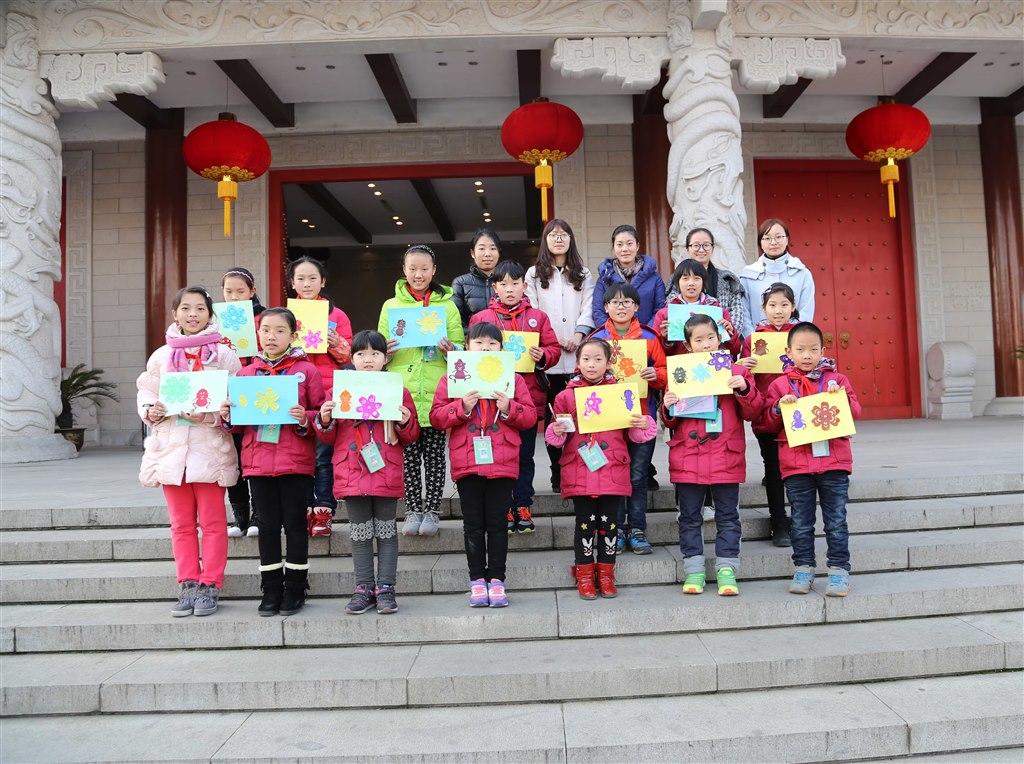 花园小学免考生走进博物馆
