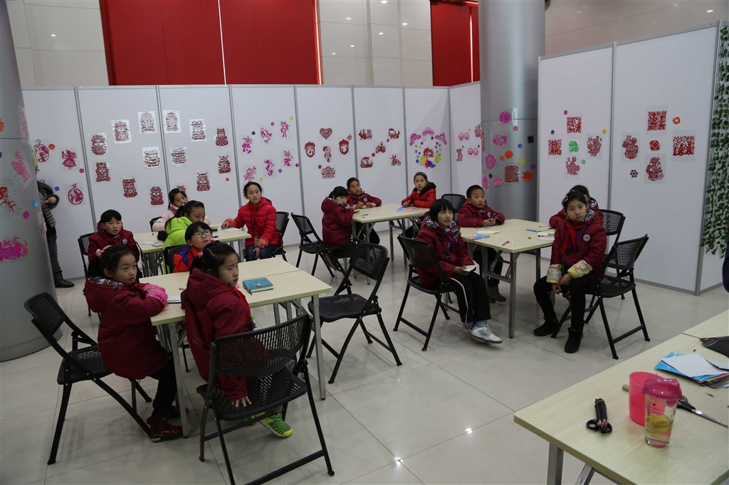 花园小学免考生走进博物馆