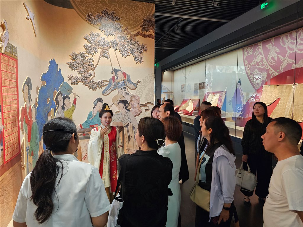 参观 (3).jpg 参观 (3).jpg