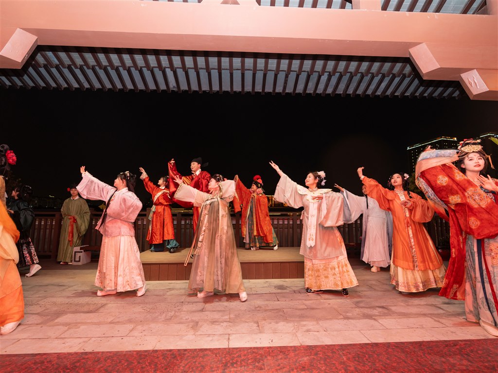 演出 (10).jpg 演出 (10).jpg