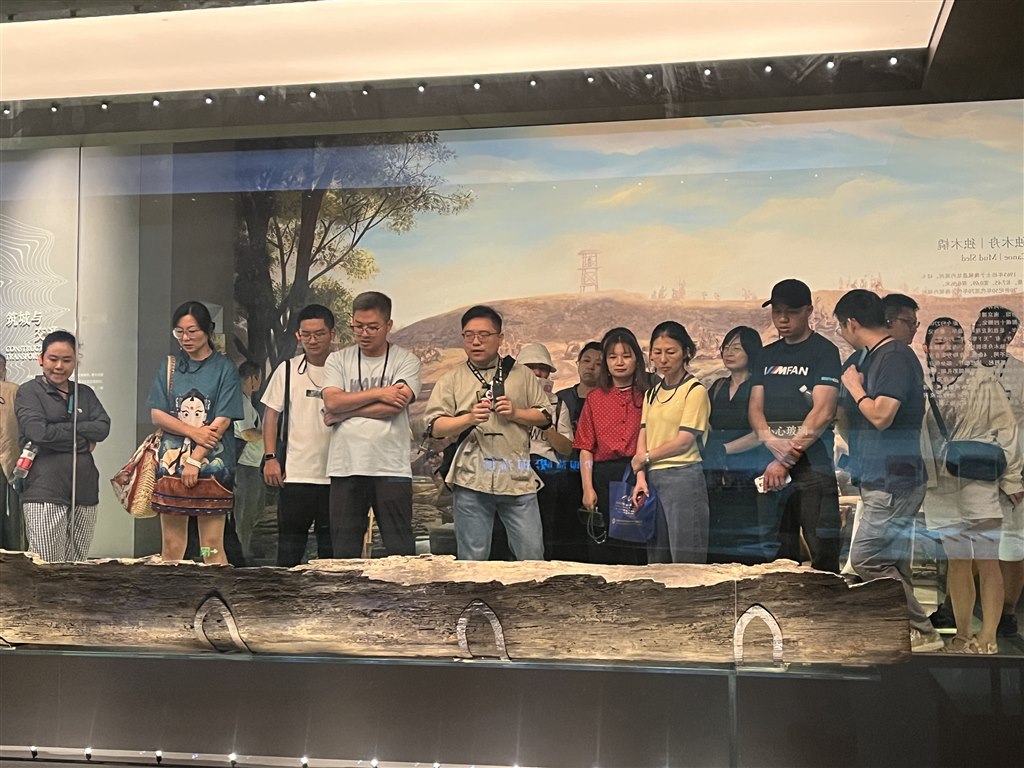 参观 (2).JPG 参观 (2).JPG