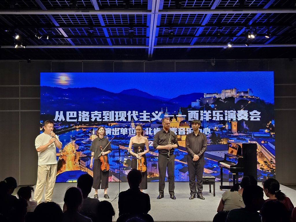 演出 (4).jpg 演出 (4).jpg